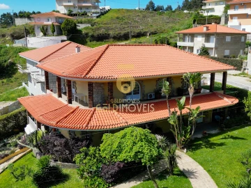 Moradia T4 para Venda em Sobrado e Bairros