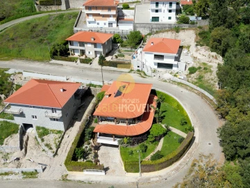 Moradia T4 para Venda em Sobrado e Bairros