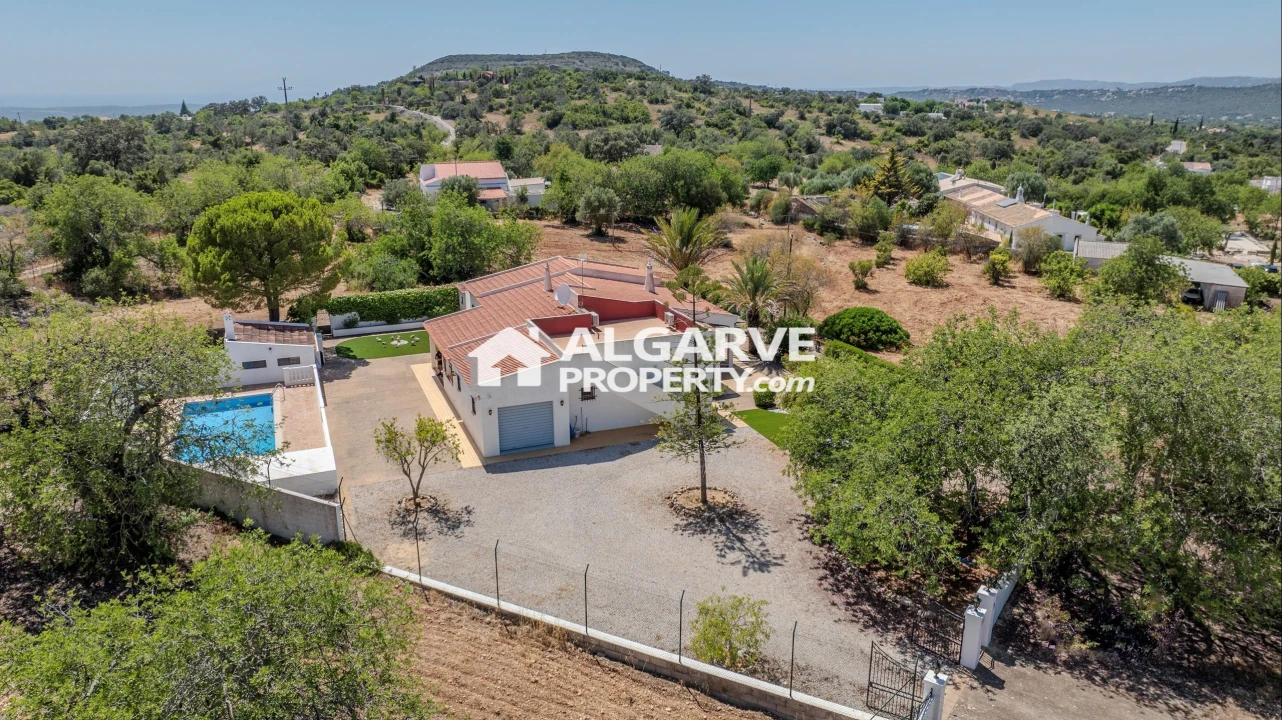 Moradia T3 para Venda em Santa Barbara de Nexe Foto 1