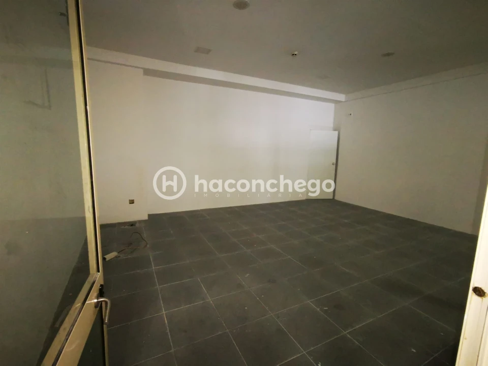 Loja para Arrendamento em Arcozelo Foto 11