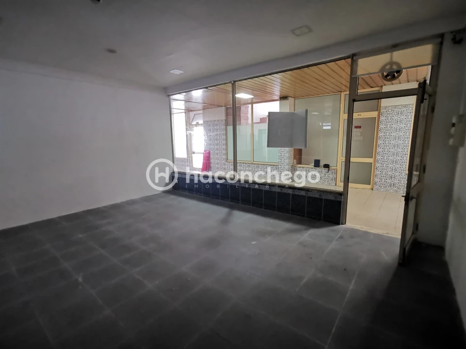 Loja para Arrendamento em Arcozelo Foto 14
