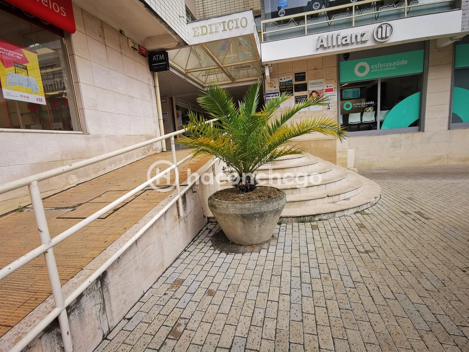 Loja para Arrendamento em Arcozelo Foto 2