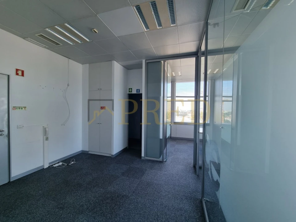 Escritório para Arrendamento em Santa Marinha e São Pedro da Afurada Foto 6