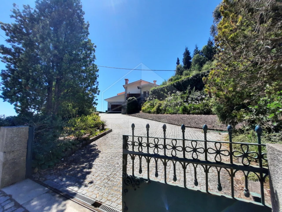 Moradia T4 para Venda em Palmeira de Faro e Curvos Foto 1