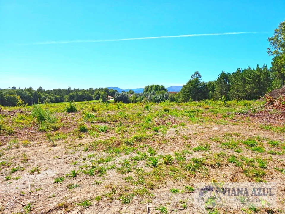 Terreno Comércio / Armazém para Venda em Geraz do Lima (Santa Maria, Santa Leocádia, Moreira), Deão Foto 1