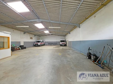 Armazém para Venda em Areosa