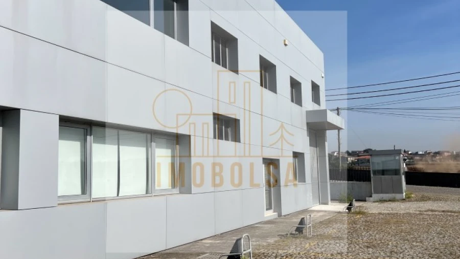 Armazém para Arrendamento em Fradelos