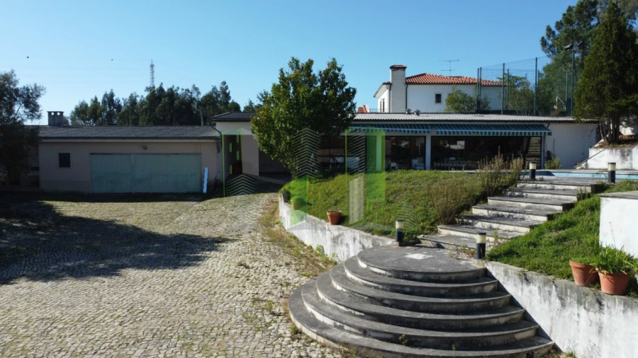 Moradia T10 para Venda em Santo Antonio dos Olivais Foto 23