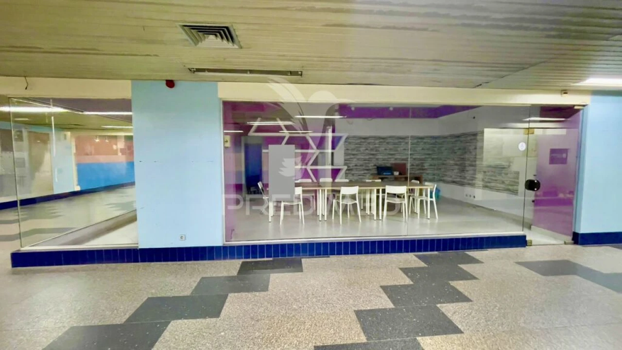 Loja para Venda em Almada, Cova da Piedade, Pragal e Cacilhas Foto 1