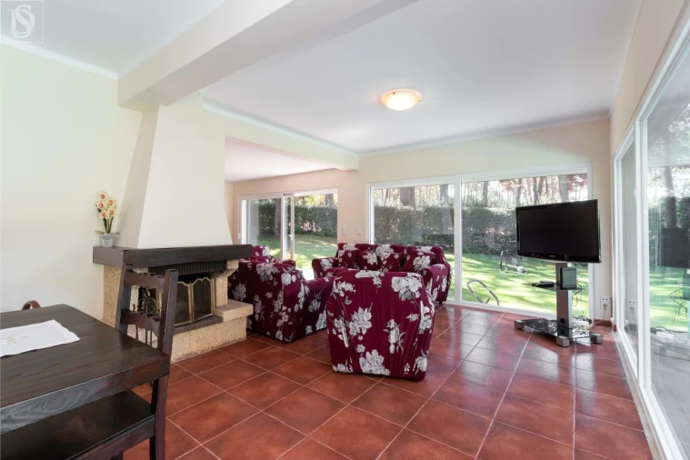 Moradia T8 para Arrendamento em Charneca de Caparica e Sobreda Foto 12