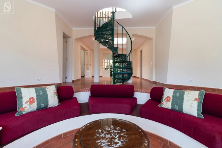 Moradia T8 para Arrendamento em Charneca de Caparica e Sobreda Foto 8