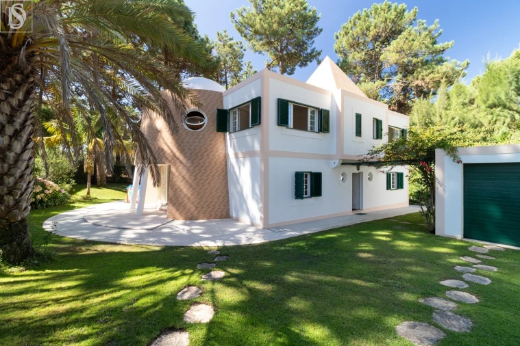 Moradia T8 para Arrendamento em Charneca de Caparica e Sobreda