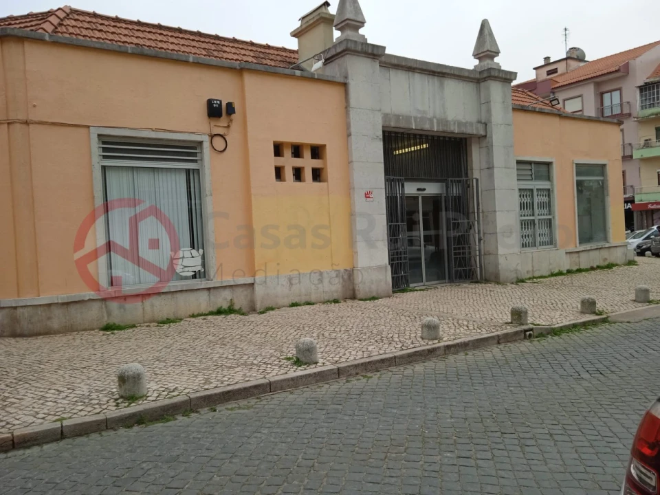 Loja para Venda em Almada, Cova da Piedade, Pragal e Cacilhas Foto 2