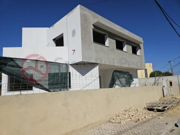 Moradia T5 para Venda em Charneca de Caparica e Sobreda
