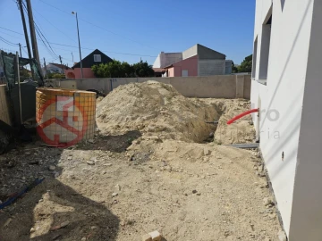 Moradia T5 para Venda em Charneca de Caparica e Sobreda