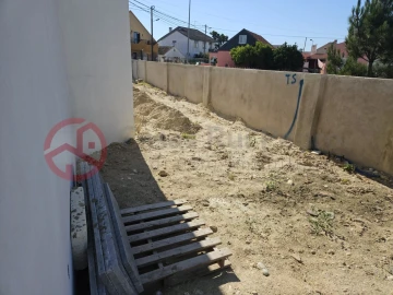 Moradia T5 para Venda em Charneca de Caparica e Sobreda