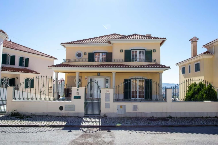 Moradia T7 para Venda em Ramada e Caneças