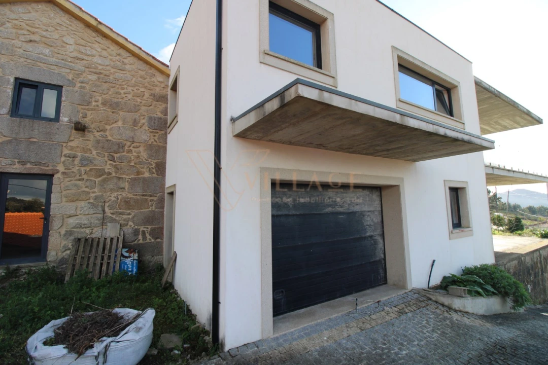 Moradia T4 para Venda em Loivo Foto 6