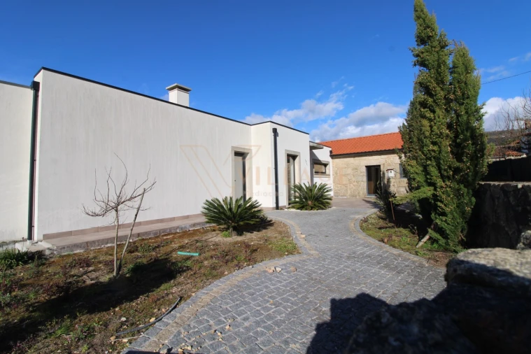 Moradia T4 para Venda em Loivo Foto 2