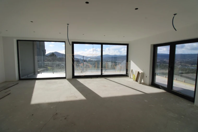 Moradia T4 para Venda em Loivo Foto 14