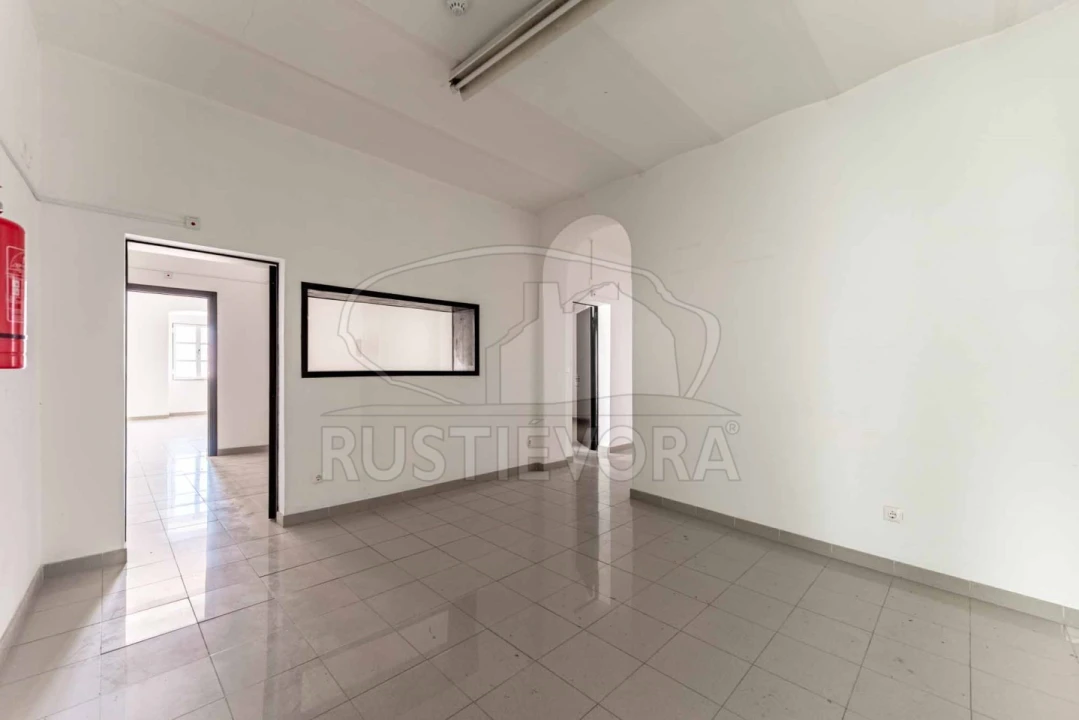 Loja para Arrendamento em Évora (São Mamede, Sé, São Pedro e Santo Antão) Foto 4