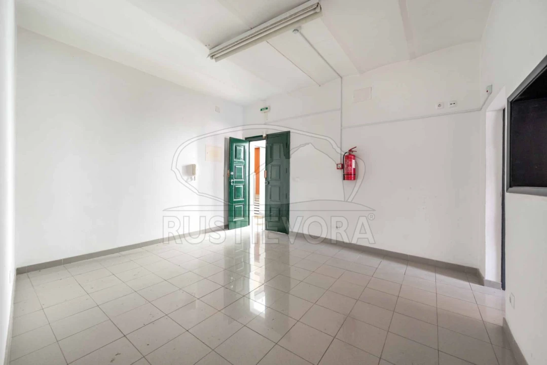 Loja para Arrendamento em Évora (São Mamede, Sé, São Pedro e Santo Antão) Foto 5