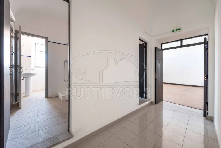 Loja para Arrendamento em Évora (São Mamede, Sé, São Pedro e Santo Antão) Foto 9