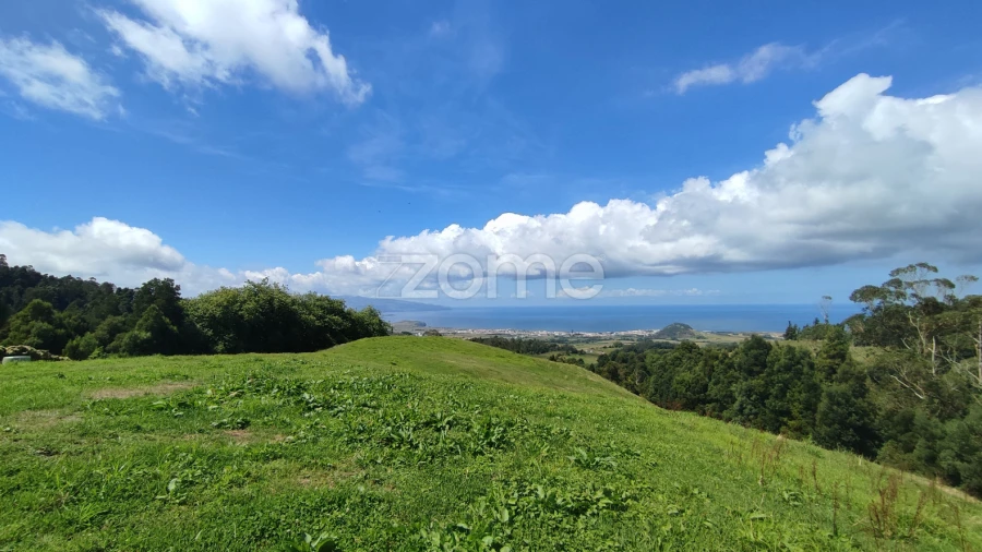 Terreno para Venda em Ribeira Grande (Matriz)