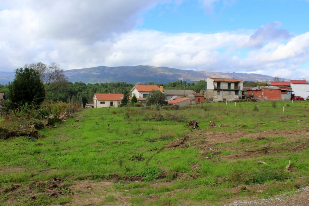 Terreno para Venda em Mouçós e Lamares Foto 1
