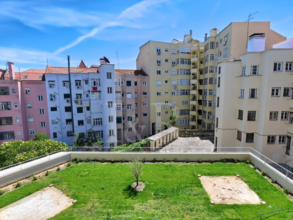 Apartamento T2 para Venda em Areeiro Foto 14