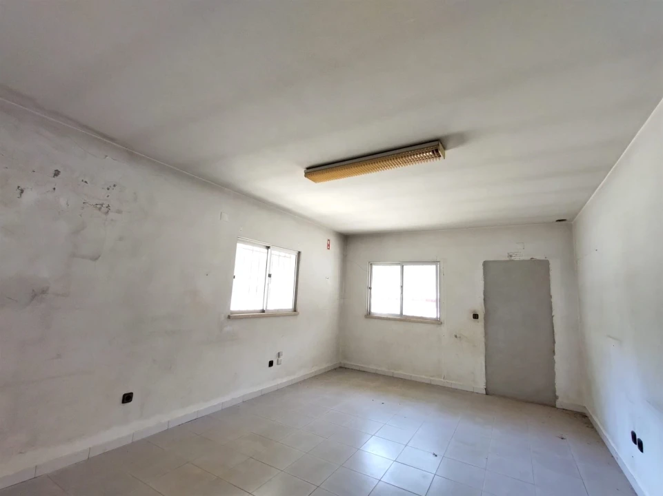 Armazém para Venda em Carnide Foto 2