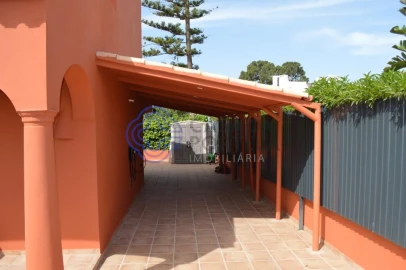 Moradia T4 para Venda em Quarteira