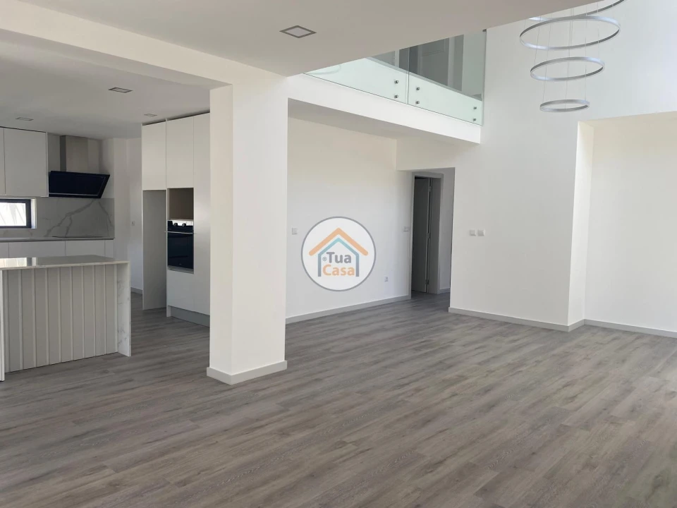 Moradia T4 para Venda em Febres Foto 16