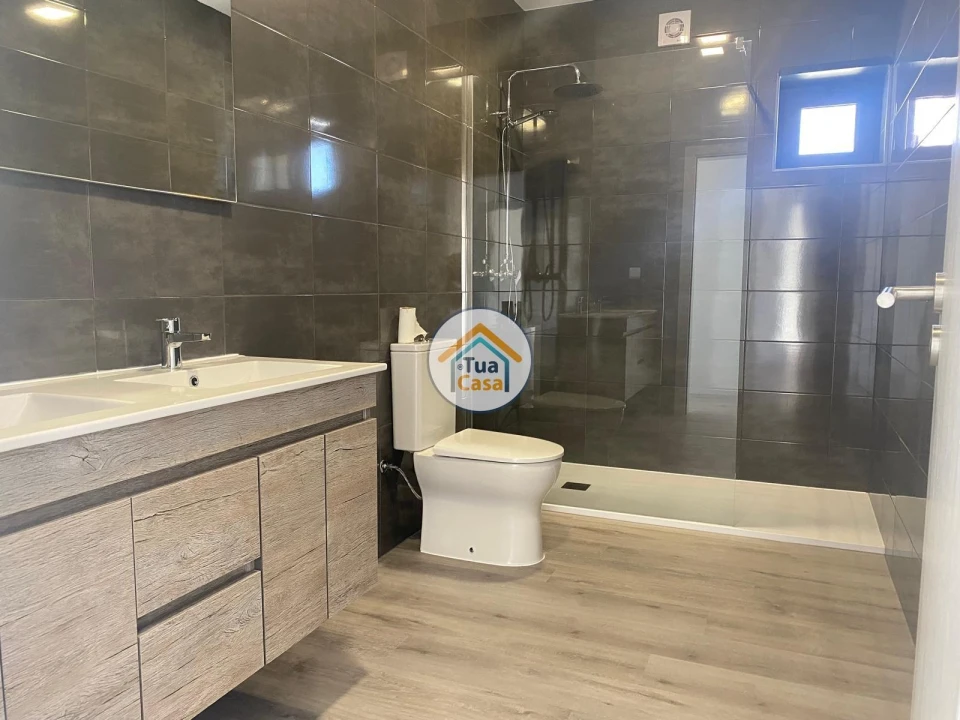 Moradia T4 para Venda em Febres Foto 9