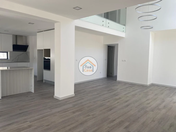 Moradia T4 para Venda em Febres Foto 16