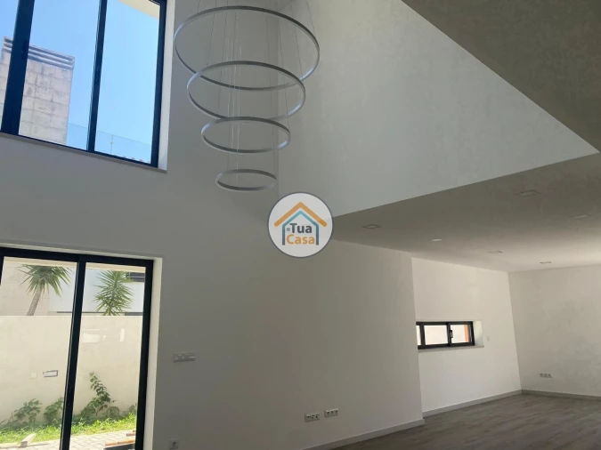 Moradia T4 para Venda em Febres Foto 11