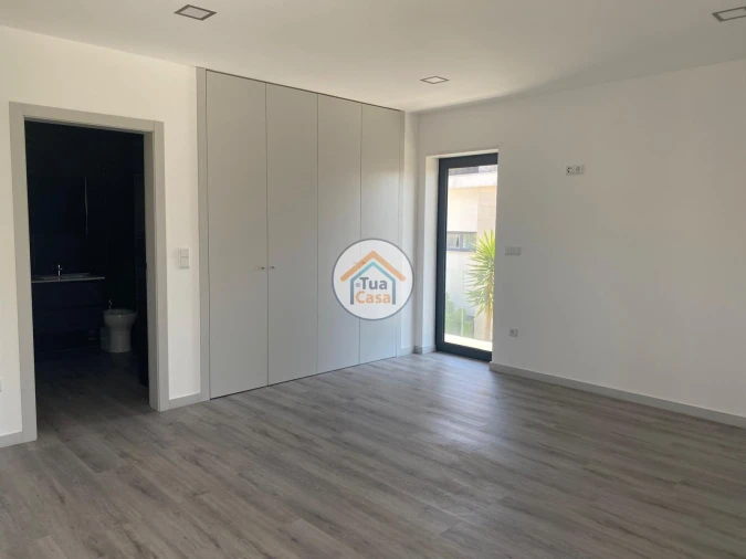 Moradia T4 para Venda em Febres Foto 42