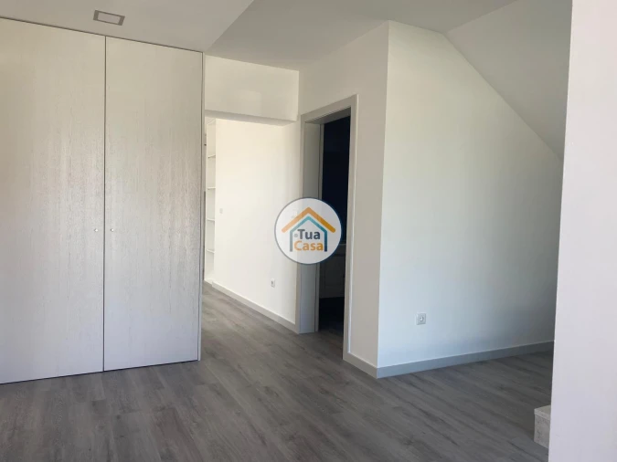 Moradia T4 para Venda em Febres Foto 7