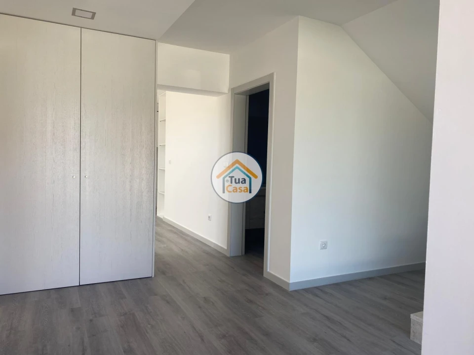 Moradia T4 para Venda em Febres Foto 7