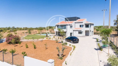 Moradia T5 para Venda em Quarteira