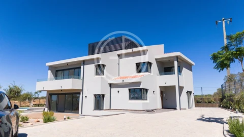 Moradia T5 para Venda em Quarteira