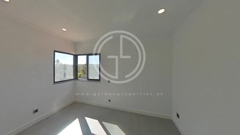 Moradia T5 para Venda em Quarteira