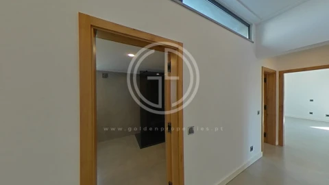 Moradia T5 para Venda em Quarteira