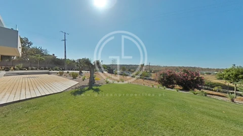 Moradia T5 para Venda em Quarteira