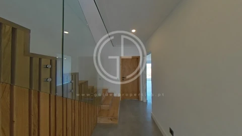 Moradia T5 para Venda em Quarteira