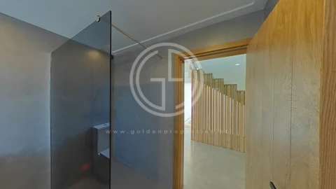 Moradia T5 para Venda em Quarteira