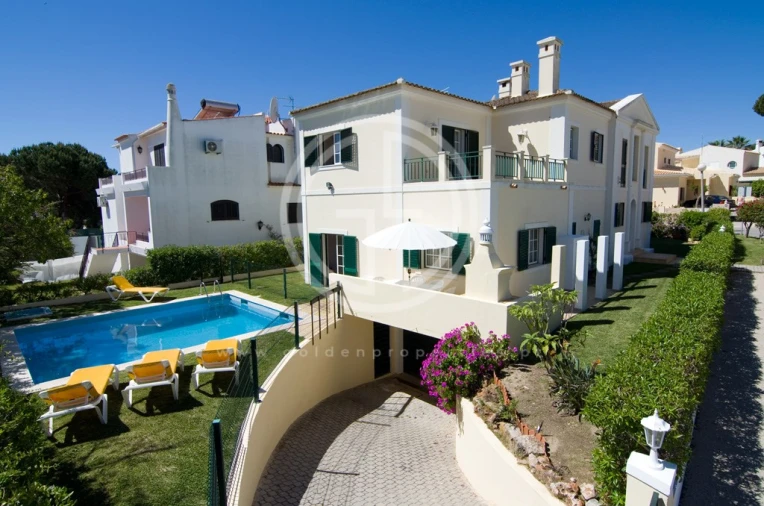 Moradia T4 para Arrendamento férias em Quarteira Foto 10