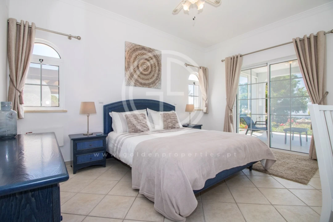 Moradia T4 para Arrendamento férias em Santa Barbara de Nexe Foto 10