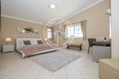 Moradia T4 para Arrendamento férias em Santa Barbara de Nexe