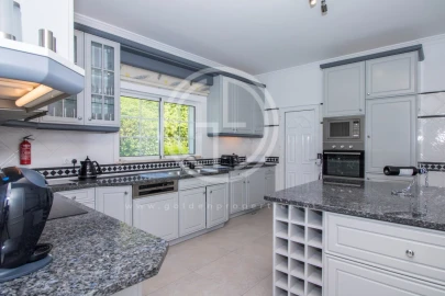 Moradia T4 para Arrendamento férias em Santa Barbara de Nexe